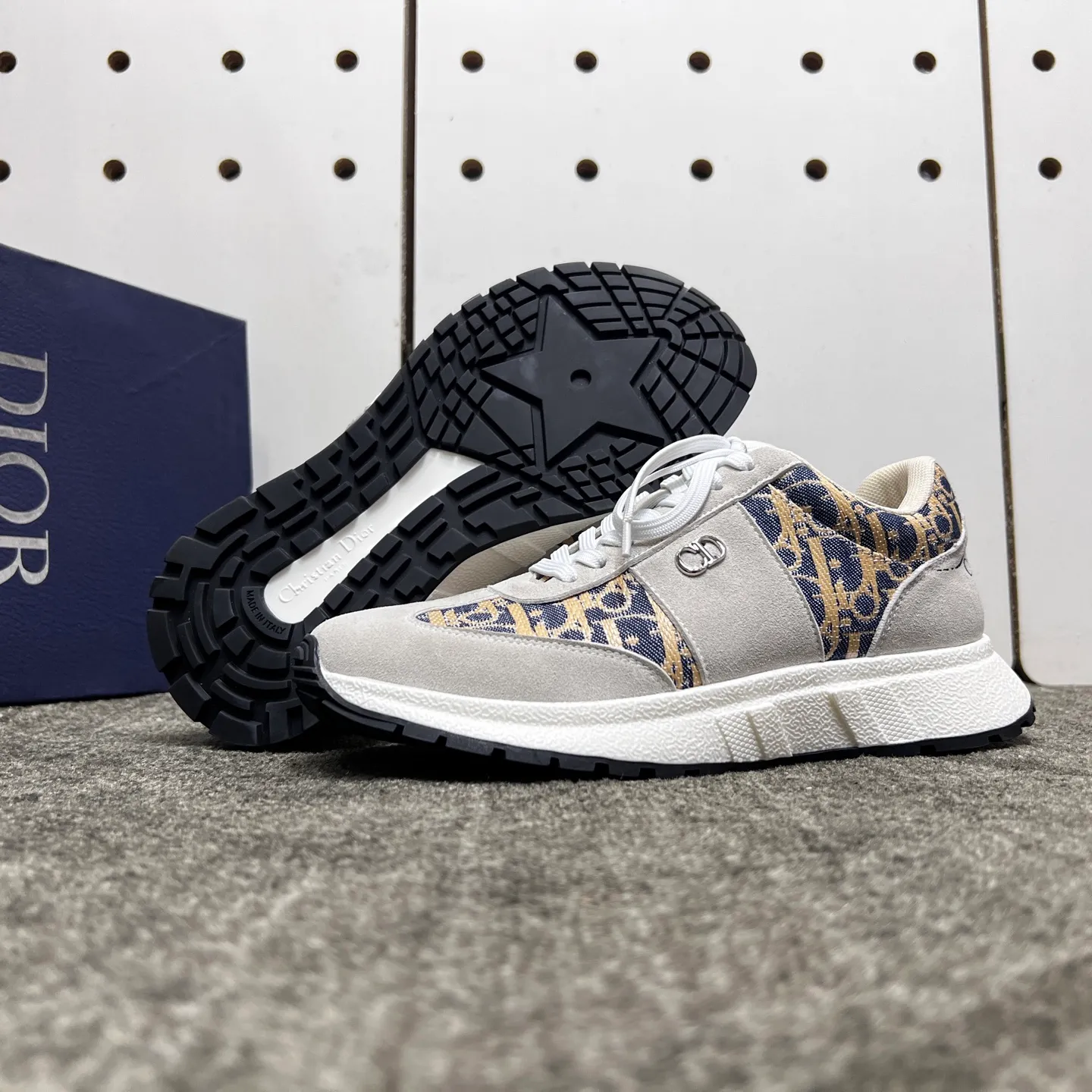 Factory price: 438💰【DIAo·Dior】Original quality.~ Unique modern style sneakers. 🏃A must-have casual shoe for trendy men😍😍 Original brand imported from Italy, imported original leather, sheep lining (refuses to discolor and grind feet) Sole: Original sole provided by the original factory, French lazy style design ⚠️Fit to the feet, original quality, super comfortable original sole. It’s like shooting the real thing 🎬The real thing is better, high-quality sneakers, size: 38-44, custom-made 45